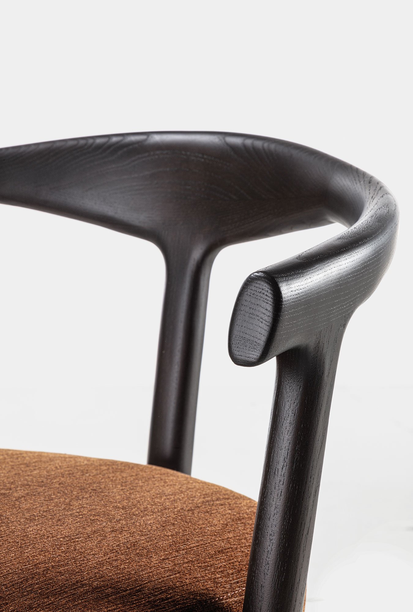 Mora chaise design haut de gamme par Vittoria Frigerio avec structure en frêne massif et assise rembourrée. Disponible chez D-Style Interior.