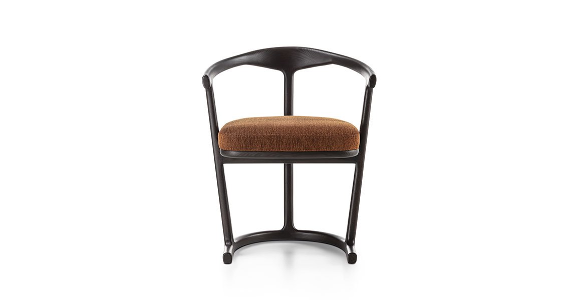 Mora chaise design haut de gamme par Vittoria Frigerio avec structure en frêne massif et assise rembourrée. Disponible chez D-Style Interior.