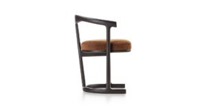 Mora chaise design haut de gamme par Vittoria Frigerio avec structure en frêne massif et assise rembourrée. Disponible chez D-Style Interior.