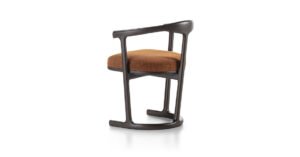 Mora chaise design haut de gamme par Vittoria Frigerio avec structure en frêne massif et assise rembourrée. Disponible chez D-Style Interior.