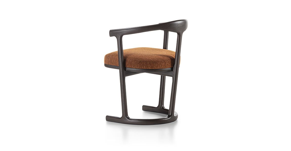 Mora chaise design haut de gamme par Vittoria Frigerio avec structure en frêne massif et assise rembourrée. Disponible chez D-Style Interior.