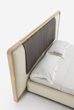 Lario lit design haut de gamme par Vittoria Frigerio avec tête de lit encadrée, panneau suspendu et finitions luxueuses. Disponible chez D-Style Interior.