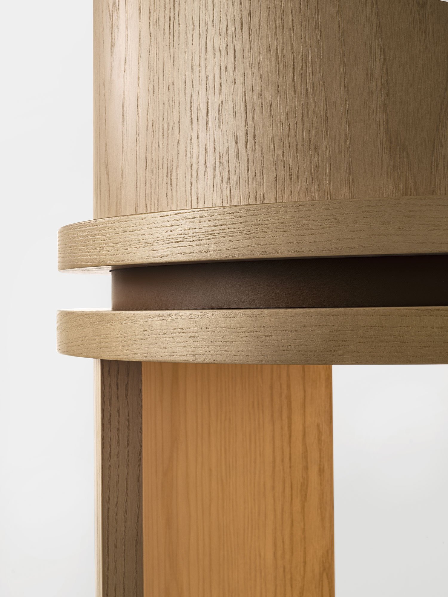 Roma Bibliothèque design haut de gamme par Vittoria Frigerio, structure en bois, intérieur en cuir et étagères en verre bronze. Disponible chez D-Style Interior.