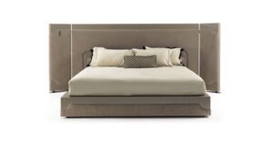 Corio Lit design haut de gamme signé Vittoria Frigerio, avec tête de lit architecturale façon paravent, inserts en cuir Cuoio et cadre raffiné. Disponible chez D-Style Interior.