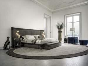 Capua lit design haut de gamme par Vittoria Frigerio avec tête de lit enveloppante à bandes verticales et inserts en cuir. Disponible chez D-Style Interior.