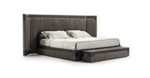 Capua lit design haut de gamme par Vittoria Frigerio avec tête de lit enveloppante à bandes verticales et inserts en cuir. Disponible chez D-Style Interior.