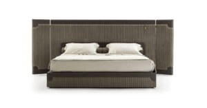 Capua lit design haut de gamme par Vittoria Frigerio avec tête de lit enveloppante à bandes verticales et inserts en cuir. Disponible chez D-Style Interior.