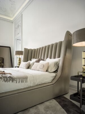 Farnese Lit design haut de gamme Vittoria Frigerio avec tête de lit en éventail et finition passepoilée. Disponible chez D-Style Interior.