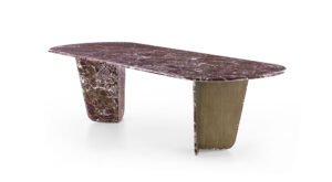 Monroy table haut de gamme en marbre avec pieds en voiles inversées et inserts métalliques contrastés. Élégante, géométrique et raffinée. Disponible chez D-Style Interior.