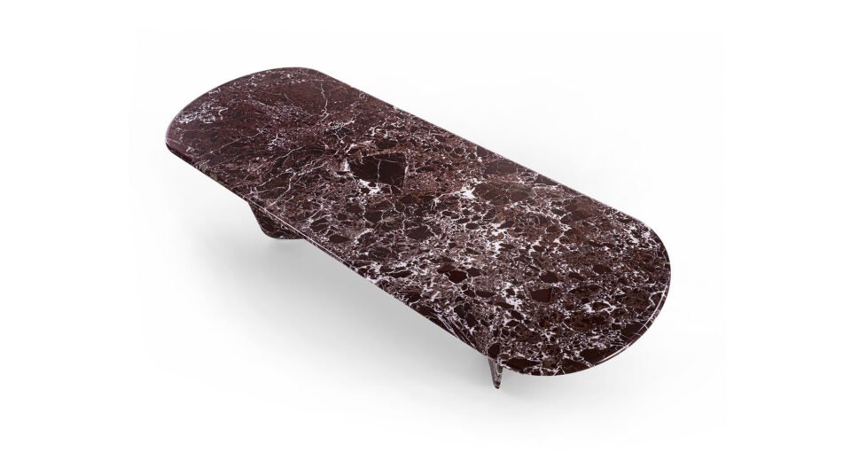 Monroy table haut de gamme en marbre avec pieds en voiles inversées et inserts métalliques contrastés. Élégante, géométrique et raffinée. Disponible chez D-Style Interior.