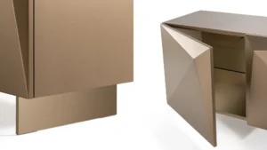 Origami Maxi Buffet design haut de gamme par Reflex Angelo avec structure métallique raffinée, trois portes et étagères en verre. Disponible chez D-Style Interior.