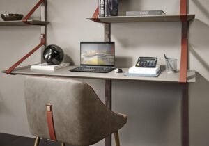 Brooklyn de Gamma Arredamenti, bibliothèque design avec étagères personnalisables et détails en cuir. Disponible chez D-Style Interior.