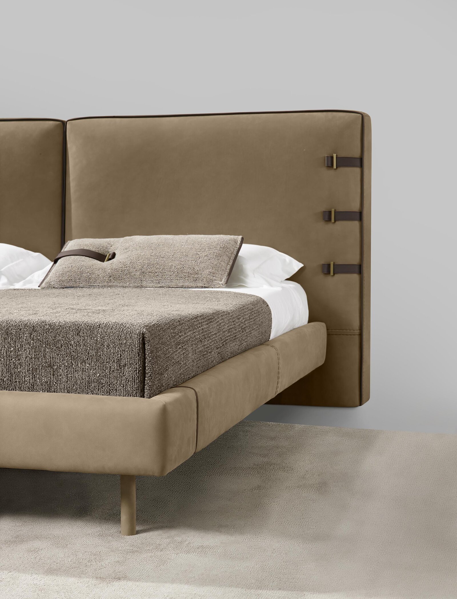 Gregory Night Lit king-size design en cuir avec tête de lit capitonnée et sangles décoratives. Élégance italienne et confort absolu. Disponible chez D-Style Interior.