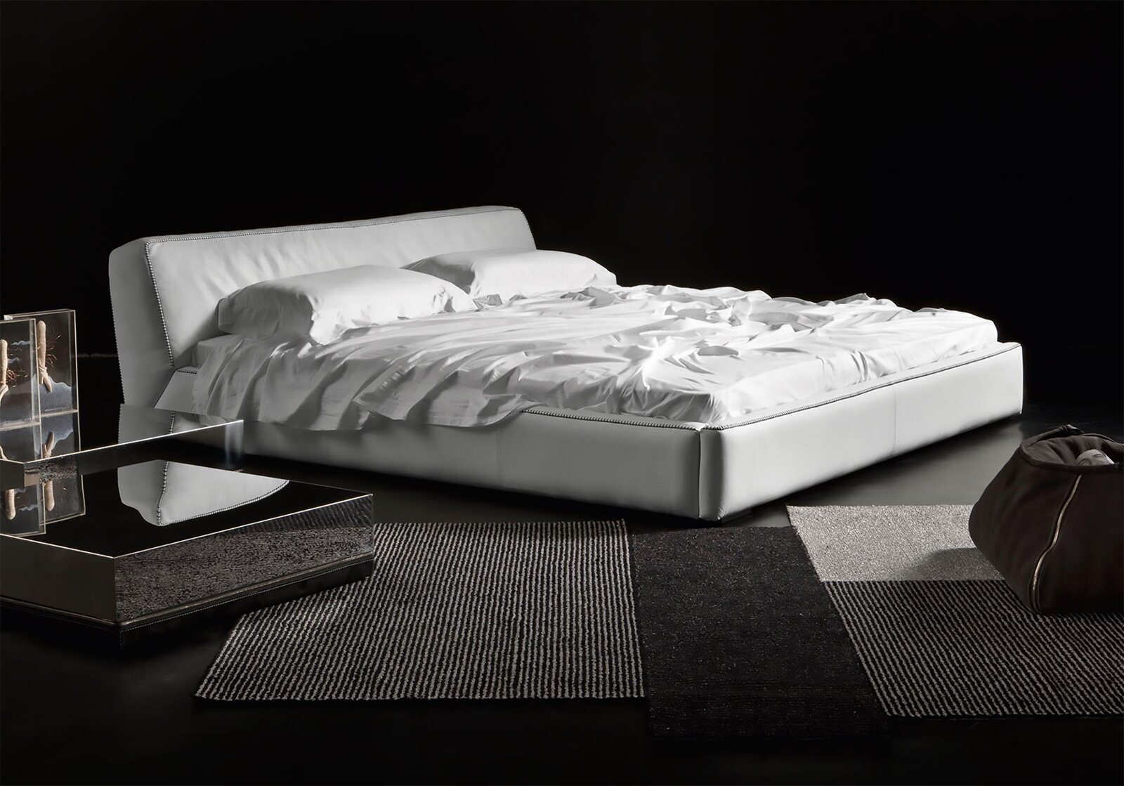 Oxer Night lit de Gamma Arredamenti, un modèle en cuir haut de gamme alliant douceur, élégance et savoir-faire italien. Disponible chez D-Style Interior.