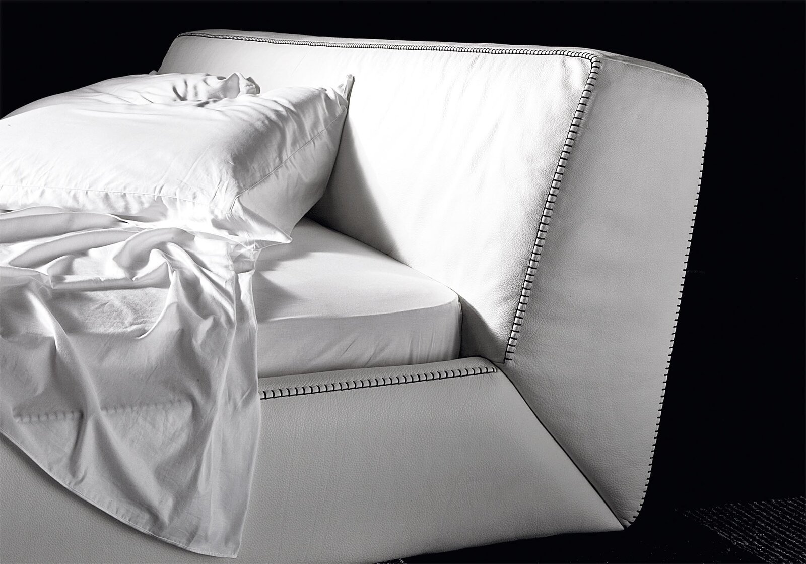 Oxer Night lit de Gamma Arredamenti, un modèle en cuir haut de gamme alliant douceur, élégance et savoir-faire italien. Disponible chez D-Style Interior.