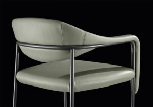 Spider chaise de Gamma Arredamenti allie élégance, confort et design italien. Chaise en cuir idéale pour salle à manger ou bureau. Disponible chez D-Style Interior.