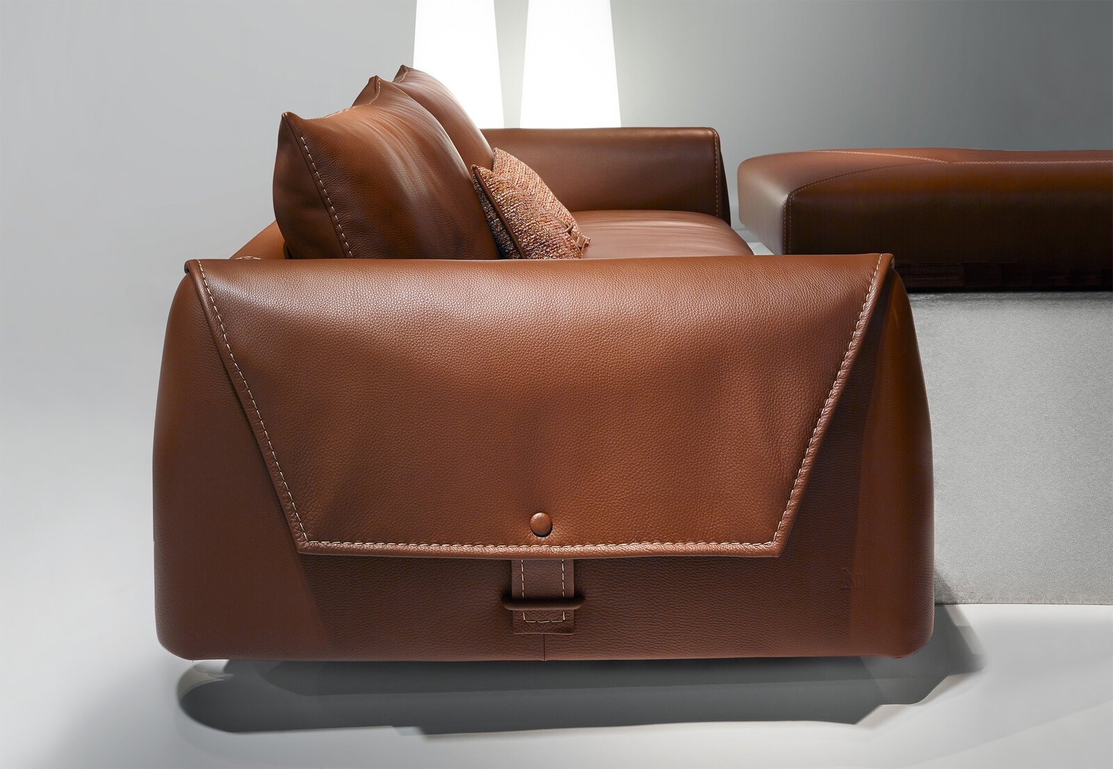Karl canapé design haut de gamme par Gamma Arredamenti, inspiré du monde de la mode avec accoudoir fonctionnel et design élégant. Disponible chez D-Style Interior.