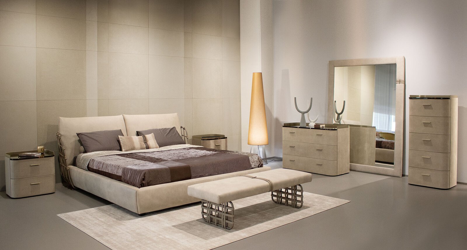 Cocoon Night Bench de Gamma Arredamenti, un banc moderne aux détails raffinés et au design élégant. Parfait pour la chambre ou le salon. Disponible chez D-Style Interior.