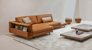 Roger Pouf de Gamma Arredamenti est un pouf en cuir haut de gamme, aussi élégant que polyvalent, pouvant faire office de siège ou de table d’appoint. Disponible chez D-Style Interior.