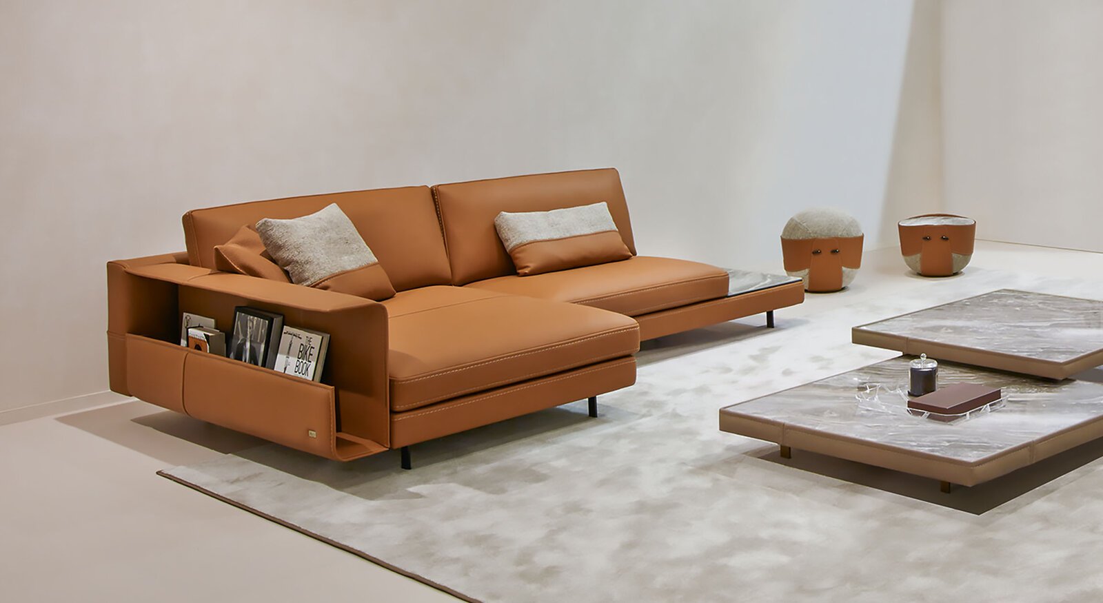 Roger Pouf de Gamma Arredamenti est un pouf en cuir haut de gamme, aussi élégant que polyvalent, pouvant faire office de siège ou de table d’appoint. Disponible chez D-Style Interior.