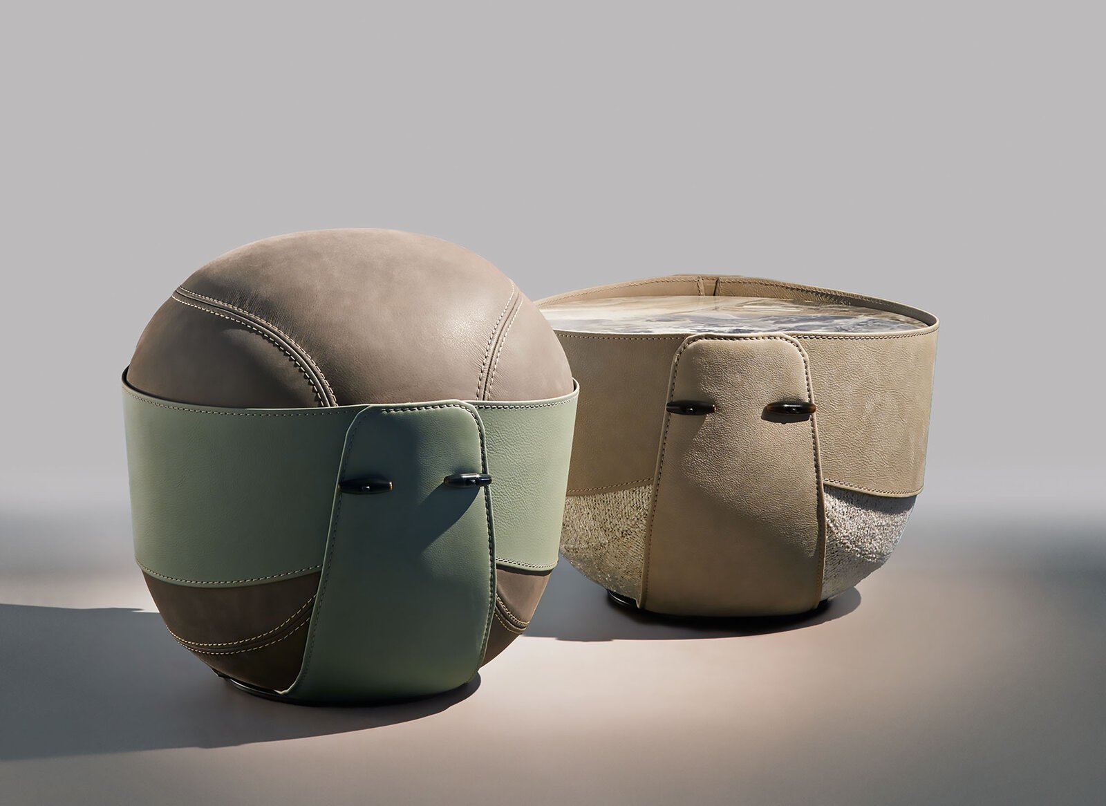 Roger Pouf de Gamma Arredamenti est un pouf en cuir haut de gamme, aussi élégant que polyvalent, pouvant faire office de siège ou de table d’appoint. Disponible chez D-Style Interior.