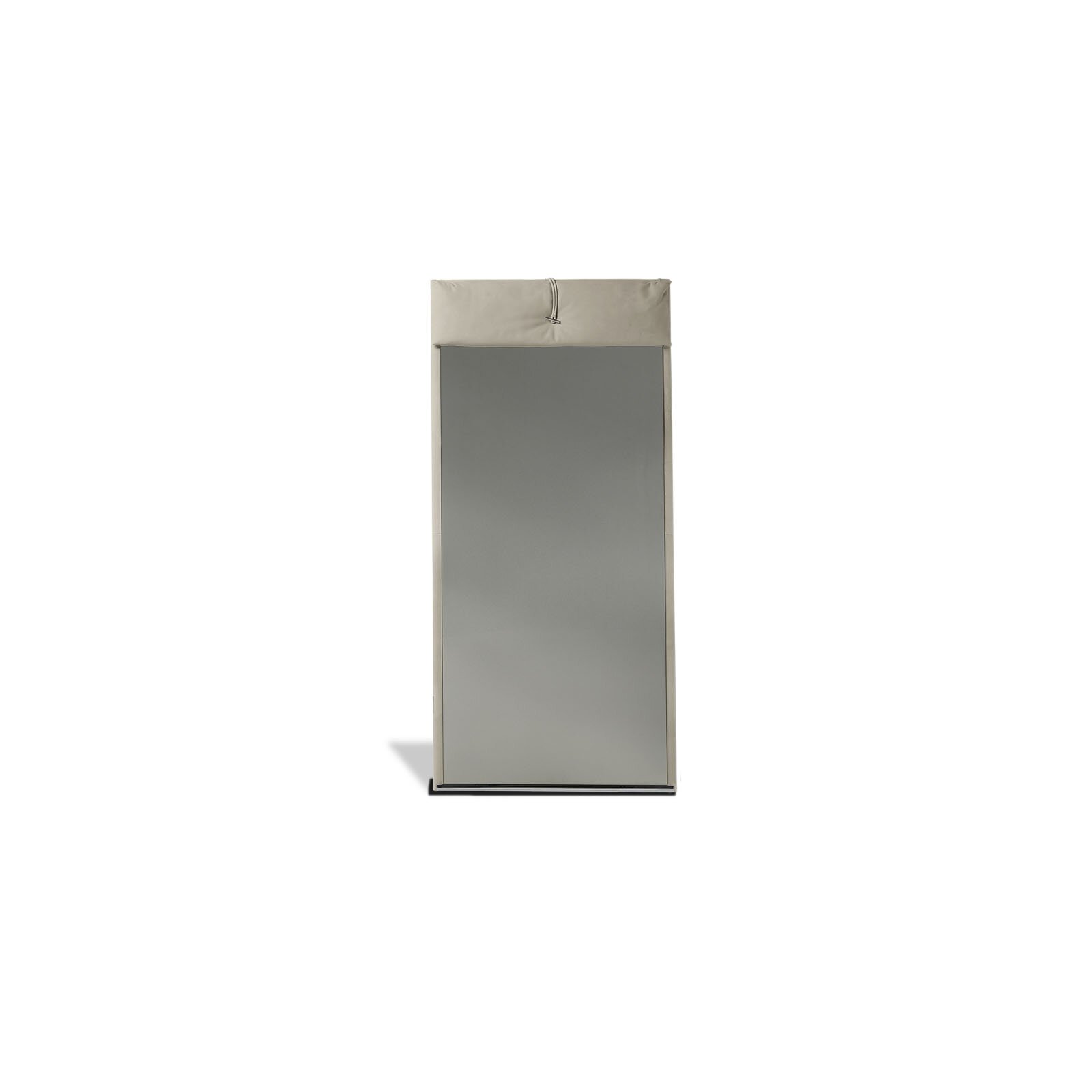 Découvrez le miroir sur pied Jack de Gamma Arredamenti, une pièce au style unique inspirée de la mode italienne. Disponible chez D-Style Interior.