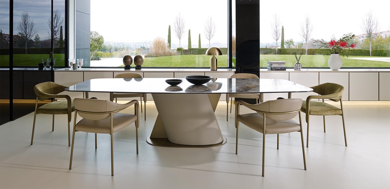 Spider chaise de Gamma Arredamenti allie élégance, confort et design italien. Chaise en cuir idéale pour salle à manger ou bureau. Disponible chez D-Style Interior.