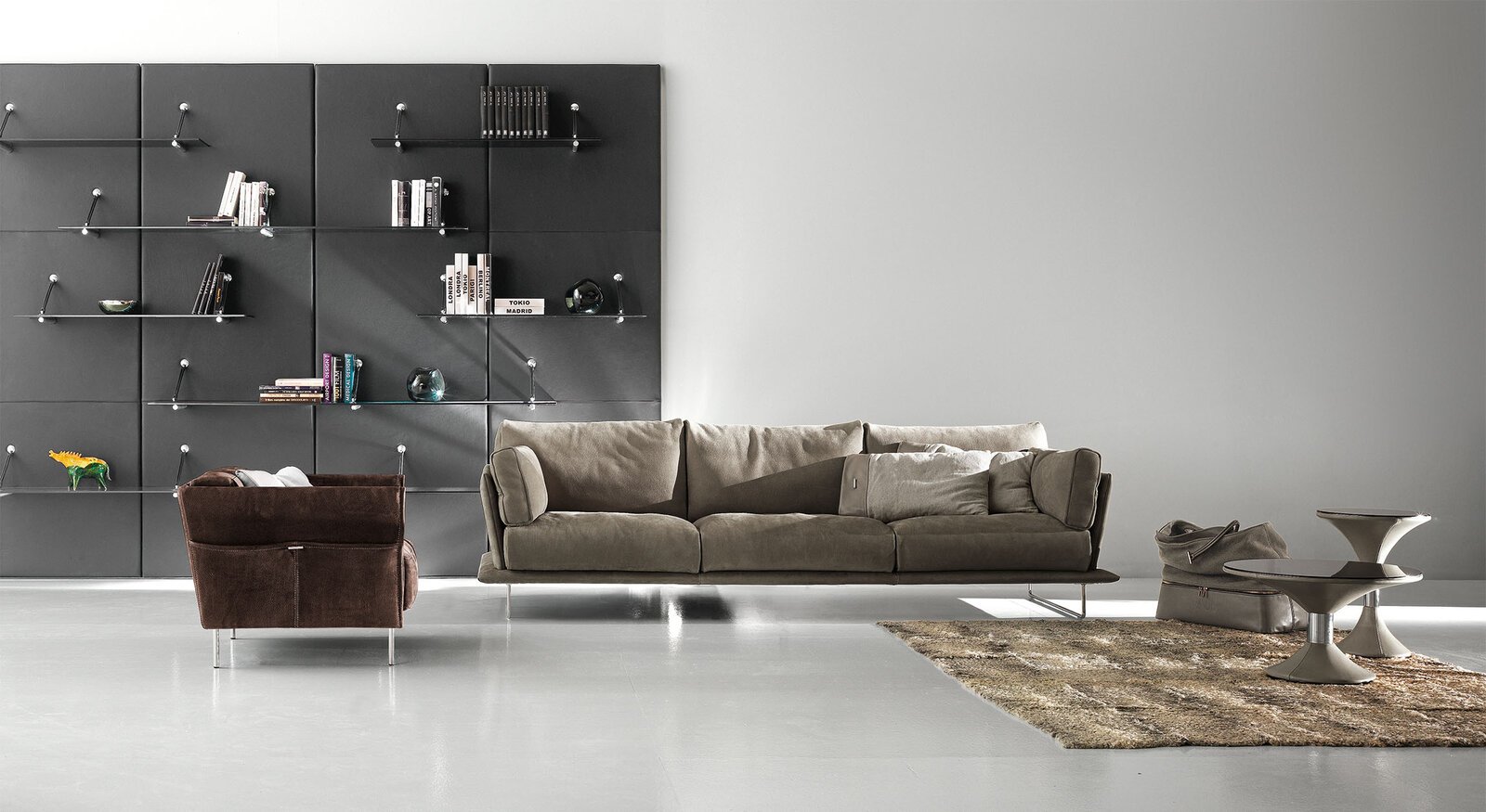 Boulevard bibliothèque de Gamma Arredamenti, design moderne en cuir et verre, modulable et élégante pour tout intérieur. Disponible chez D-Style Interior.