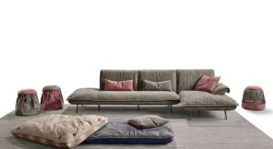 Découvrez les Floor Coussins de Gamma Arredamenti, de grands coussins en cuir personnalisable alliant confort et élégance italienne. Disponible chez D-Style Interior.