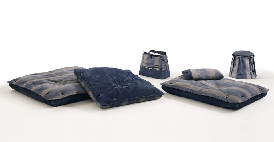 Découvrez les Floor Coussins de Gamma Arredamenti, de grands coussins en cuir personnalisable alliant confort et élégance italienne. Disponible chez D-Style Interior.
