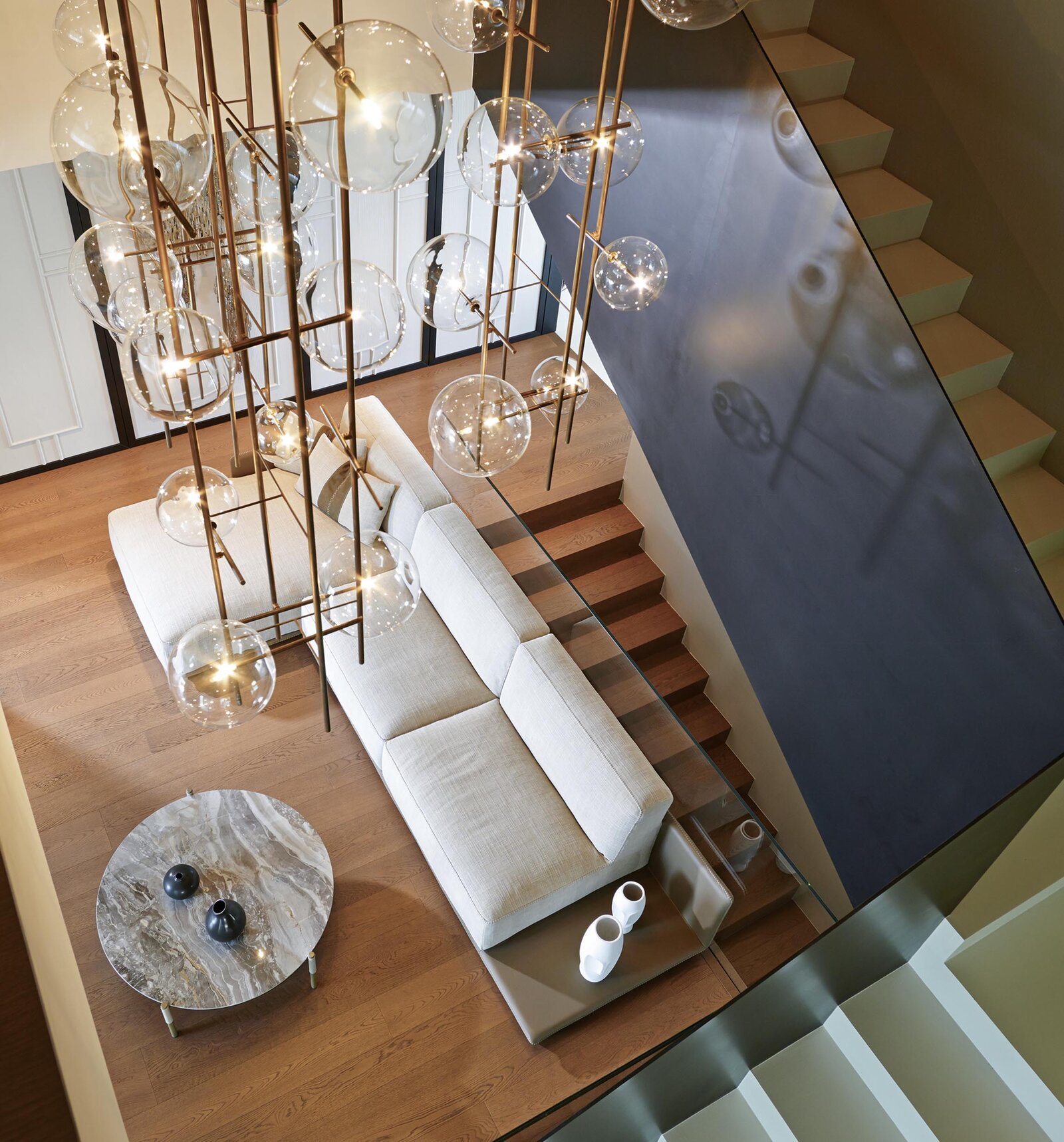 Border canapé haut de gamme en cuir par Gamma Arredamenti, design minimaliste avec surpiqûres décoratives et finitions artisanales. Disponible chez D-Style Interior.