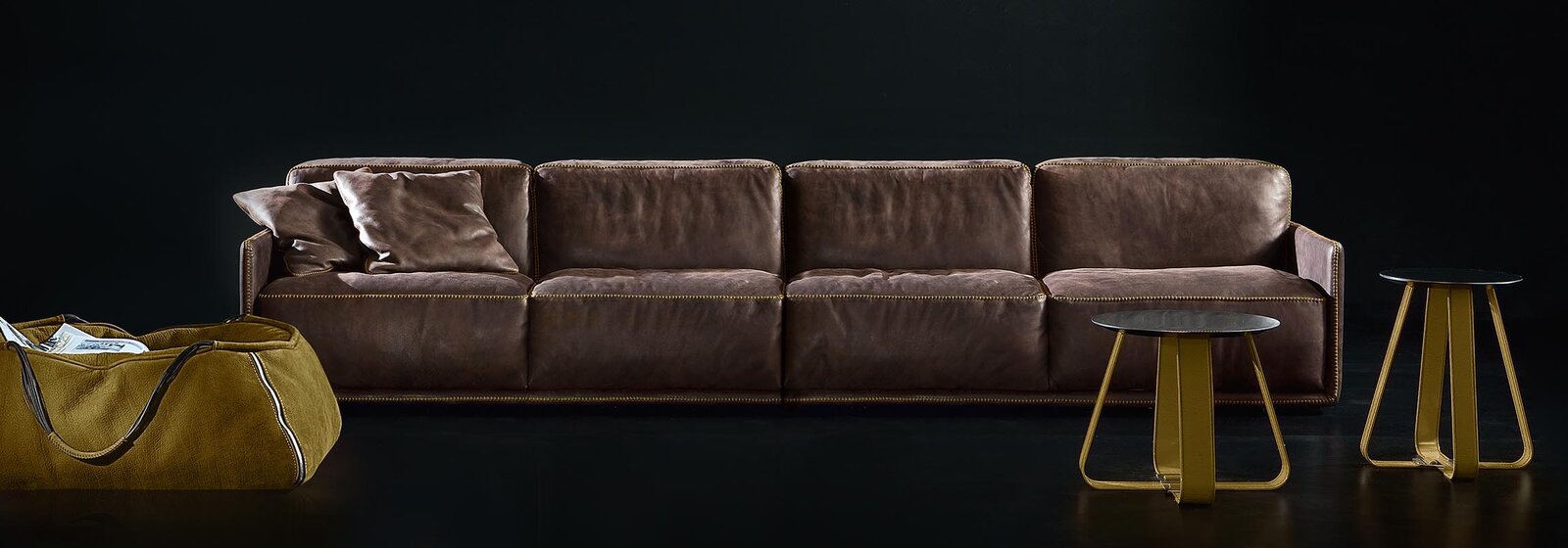 Border canapé haut de gamme en cuir par Gamma Arredamenti, design minimaliste avec surpiqûres décoratives et finitions artisanales. Disponible chez D-Style Interior.