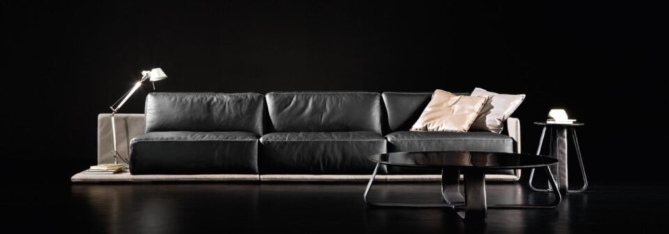 Border canapé haut de gamme en cuir par Gamma Arredamenti, design minimaliste avec surpiqûres décoratives et finitions artisanales. Disponible chez D-Style Interior.