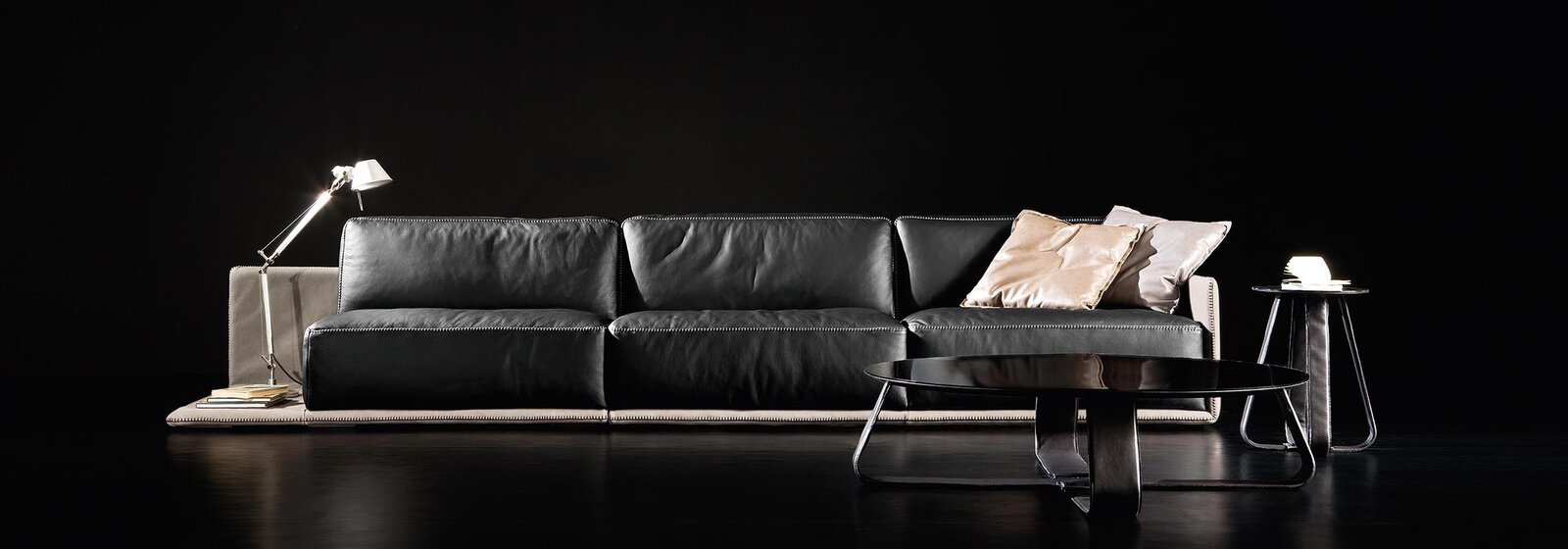 Border canapé haut de gamme en cuir par Gamma Arredamenti, design minimaliste avec surpiqûres décoratives et finitions artisanales. Disponible chez D-Style Interior.