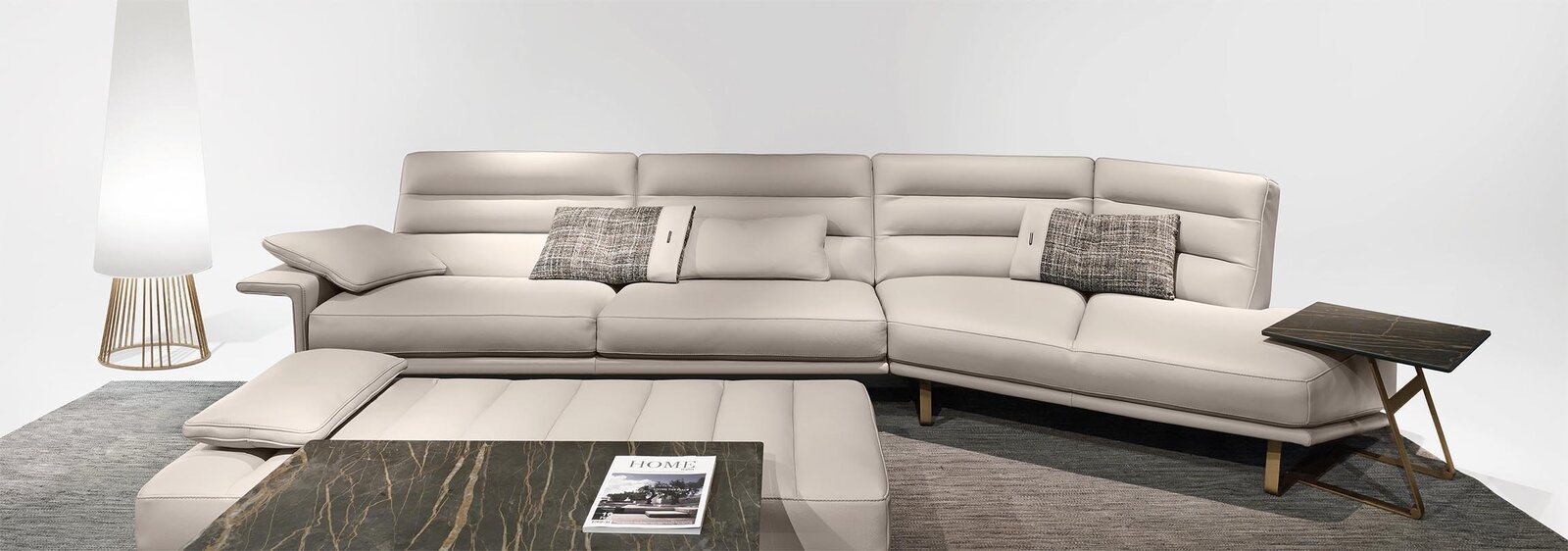Renegade canapé en cuir design haut de gamme par Gamma Arredamenti, au style architectural et modulable. Disponible chez D-Style Interior.