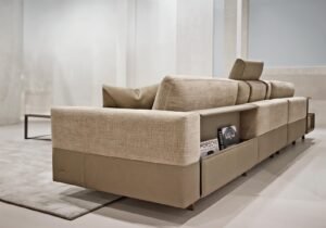 Vincent Canapé design haut de gamme par Gamma Arredamenti avec options bibliothèque ou table d’appoint intégrées. Disponible chez D-Style Interior.