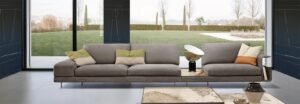 Vincent Canapé design haut de gamme par Gamma Arredamenti avec options bibliothèque ou table d’appoint intégrées. Disponible chez D-Style Interior.