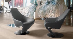 LOBSTER fauteuil de Gamma Arredamenti, design en cuir avec coutures décoratives et base pivotante ou inclinable. Disponible chez D-Style Interior.