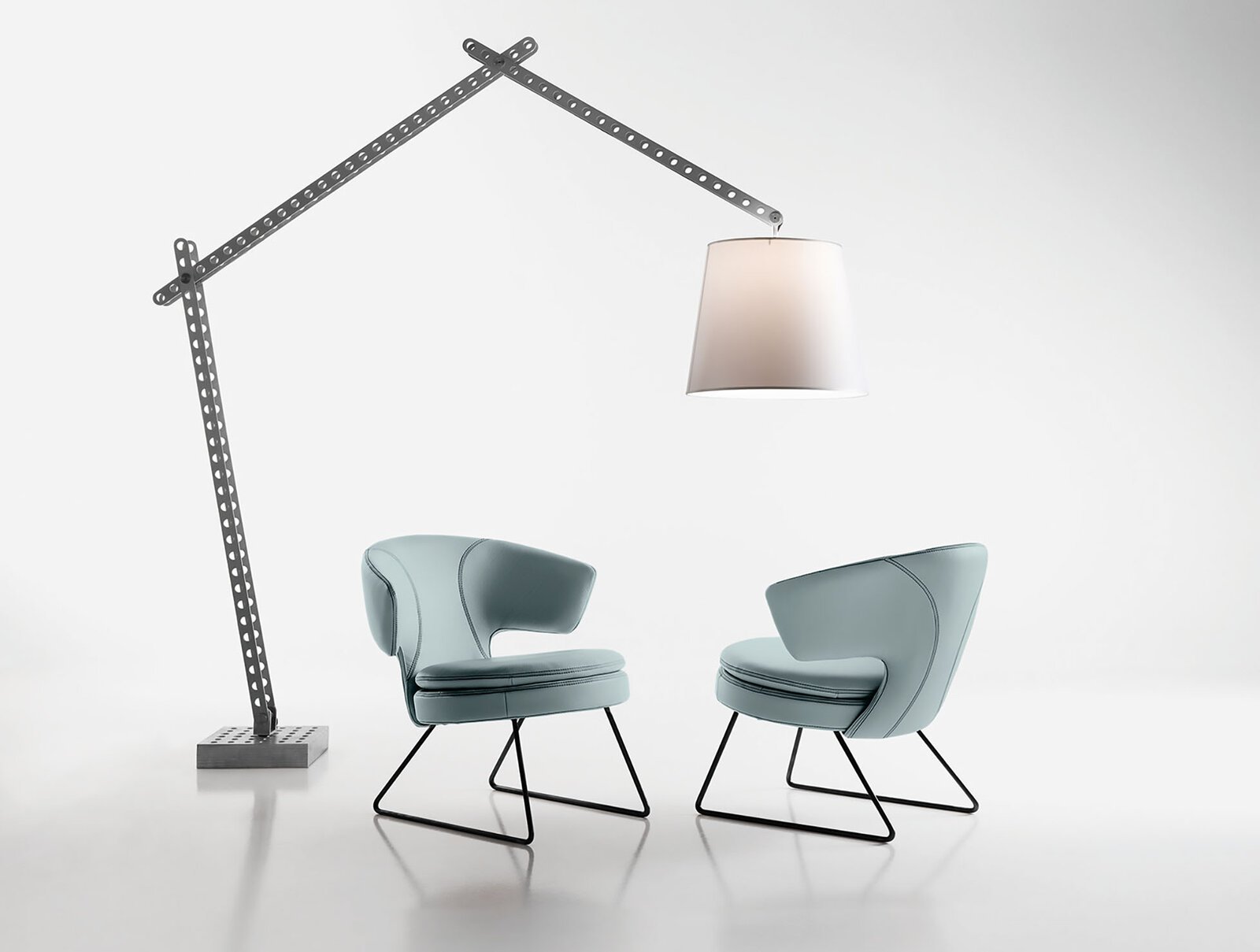 Lolita fauteuil moderne en cuir, compact et élégant, avec base en bois ou métal et assise enveloppante. Disponible chez D-Style Interior.