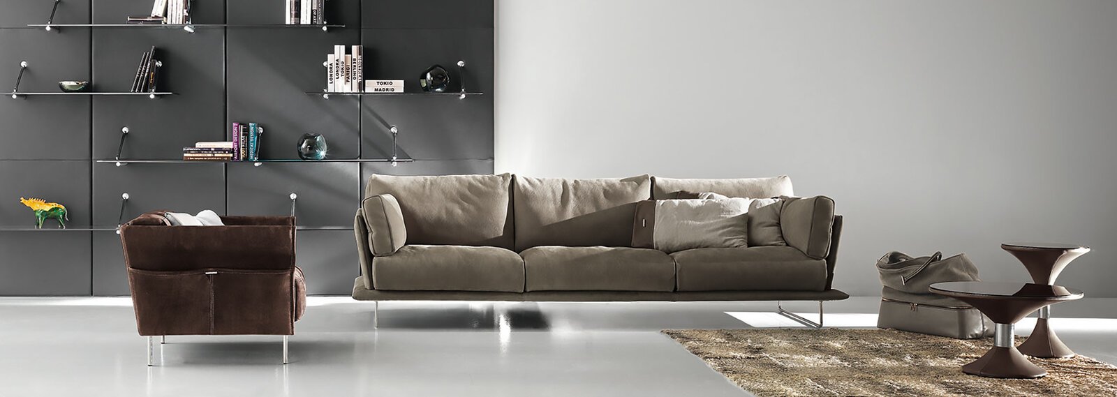 Trench fauteuil de Gamma Arredamenti, cuir moderne avec détails sophistiqués et pochette magazine pratique. Disponible chez D-Style Interior.