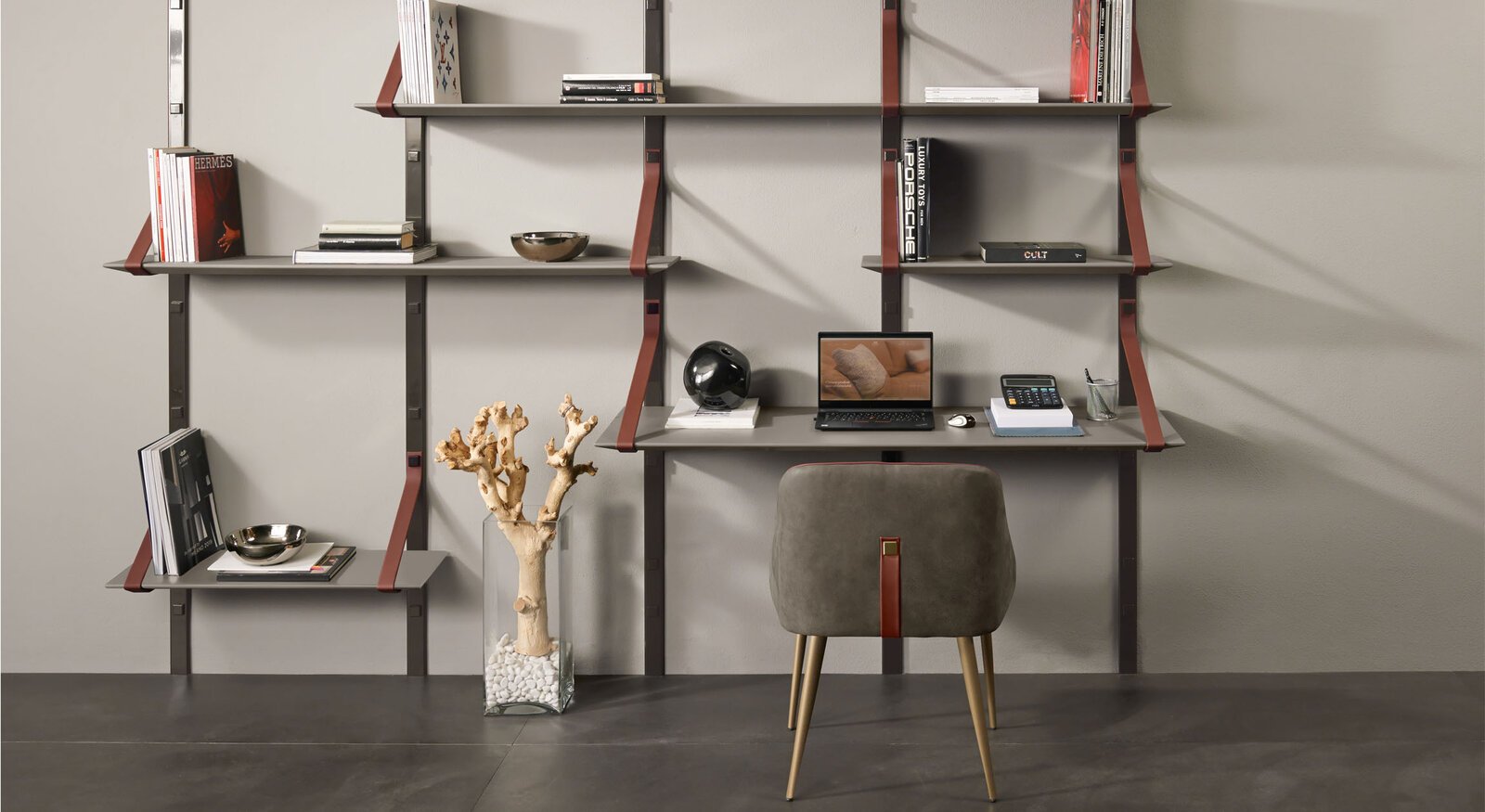 Sally de Gamma Arredamenti, une chaise en cuir élégante au confort d’un fauteuil. Idéale pour les intérieurs modernes. Disponible chez D-Style Interior.