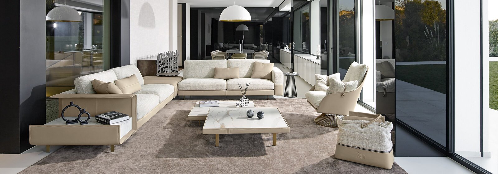 Vincent table basse de Gamma Arredamenti. Design raffiné, finitions en cuir et plateau en verre, céramique ou marbre. Disponible chez D-Style Interior.