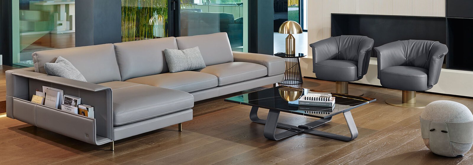 Belts Table basse design Gamma Arredamenti, élégante et aérienne avec boucles en cuir et plateau en verre, céramique ou marbre. Disponible chez D-Style Interior.