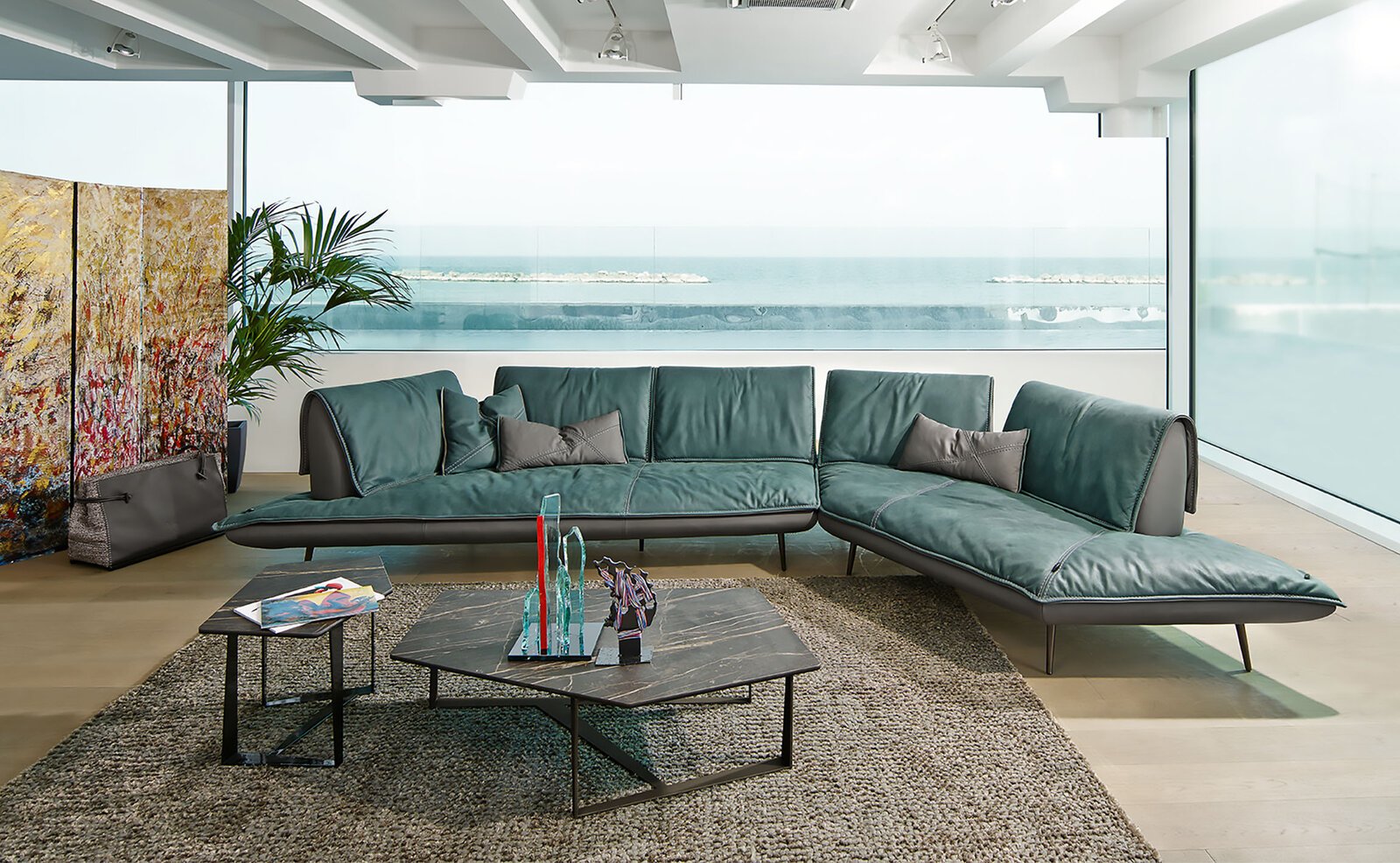 Escape table basse de Gamma Arredamenti, un design géométrique et raffiné disponible en marbre ou céramique. Disponible chez D-Style Interior.