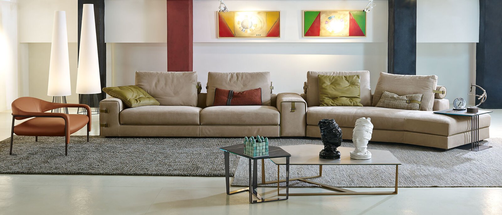 Escape table basse de Gamma Arredamenti, un design géométrique et raffiné disponible en marbre ou céramique. Disponible chez D-Style Interior.