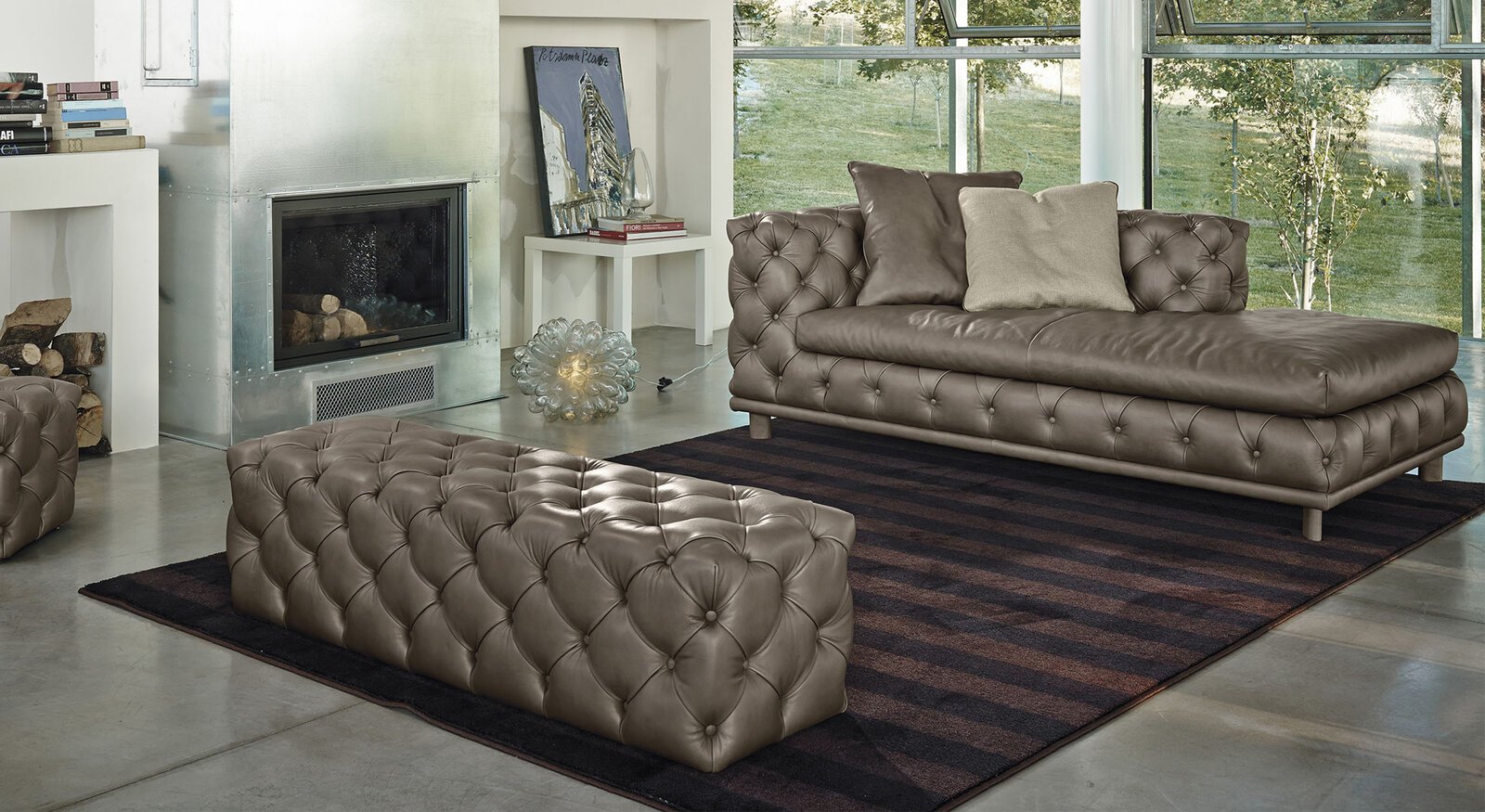 Aston de Gamma Arredamenti, un banc design raffiné aux finitions artisanales, idéal pour compléter votre intérieur. Disponible chez D-Style Interior.