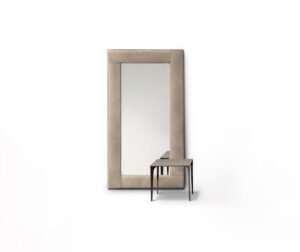 Roomie miroir de Gamma Arredamenti, un miroir mural au design minimaliste et personnalisable en cuir, alliant élégance italienne et artisanat haut de gamme.