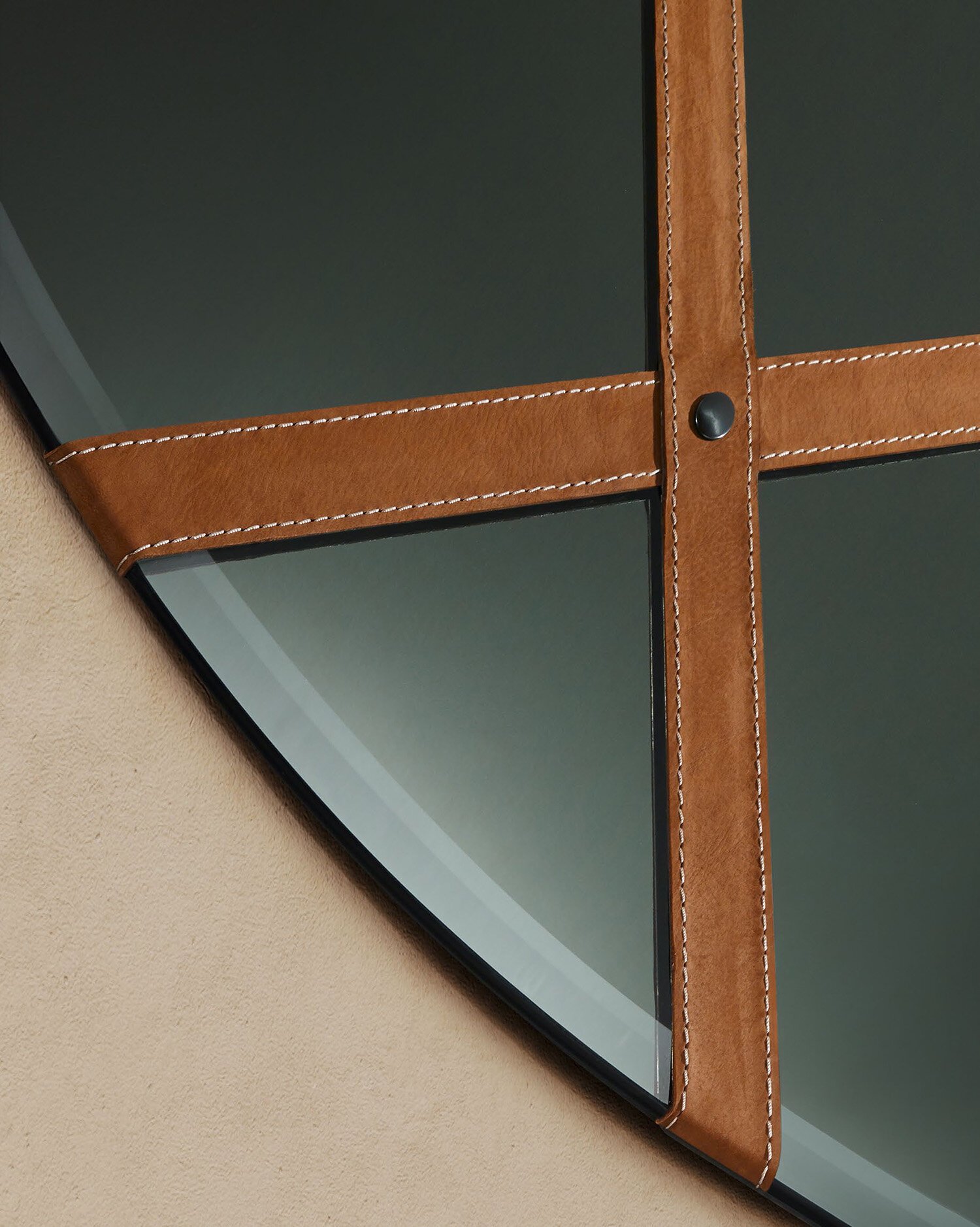 Zoom Miroir mural design haut de gamme avec ceinture en cuir personnalisable et finitions miroir fumé, bronze ou clair. Disponible chez D-Style Interior.