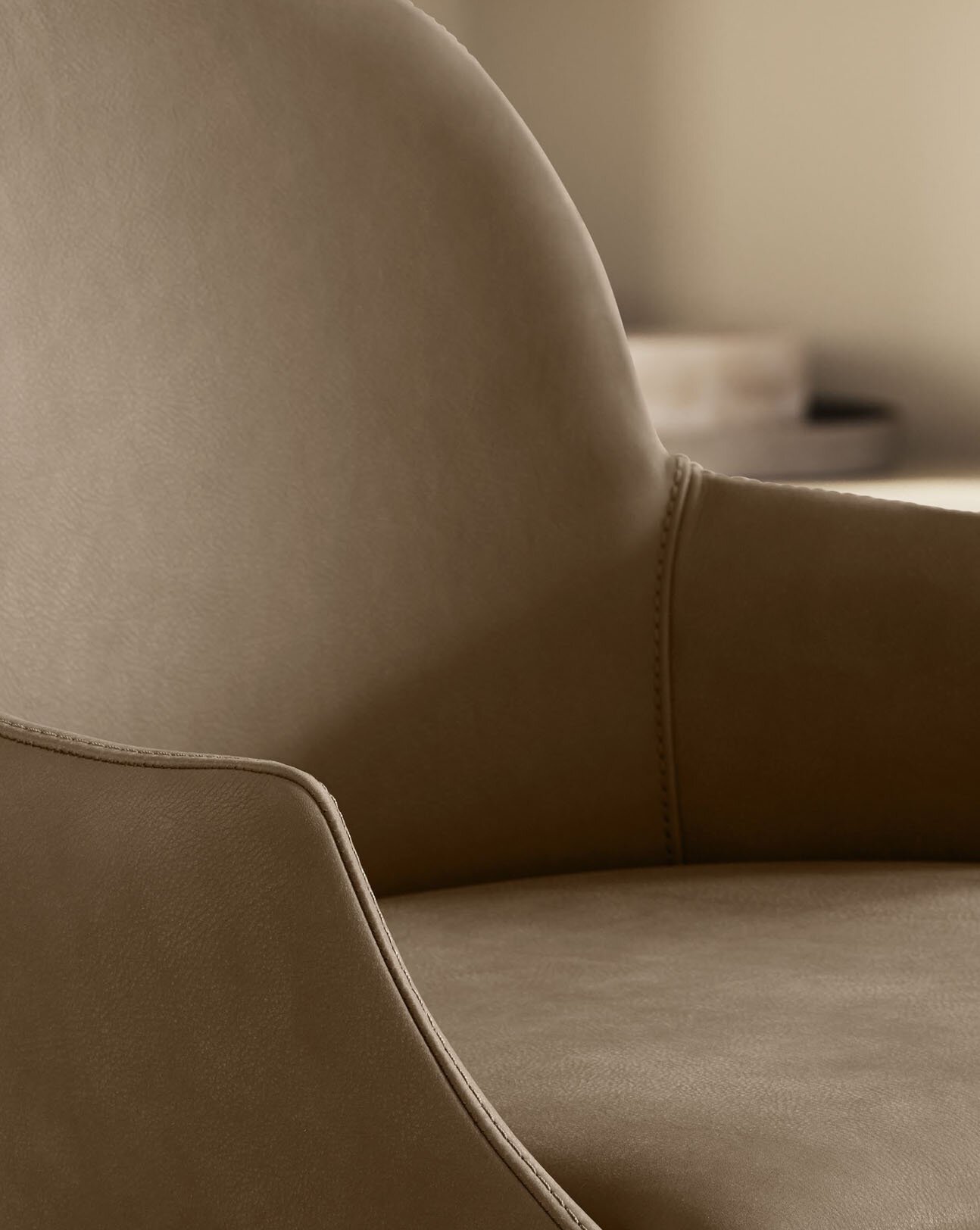 Medea, une chaise design en cuir signée Gamma Arredamenti. Élégante, confortable et moderne, disponible chez D-Style Interior.