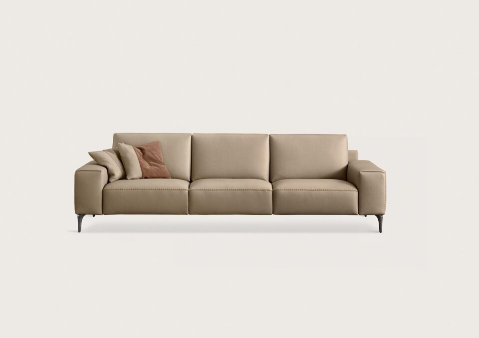Twiga canapé design haut de gamme par Gamma Arredamenti avec surpiqûres parallèles et design contemporain. Disponible chez D-Style Interior.